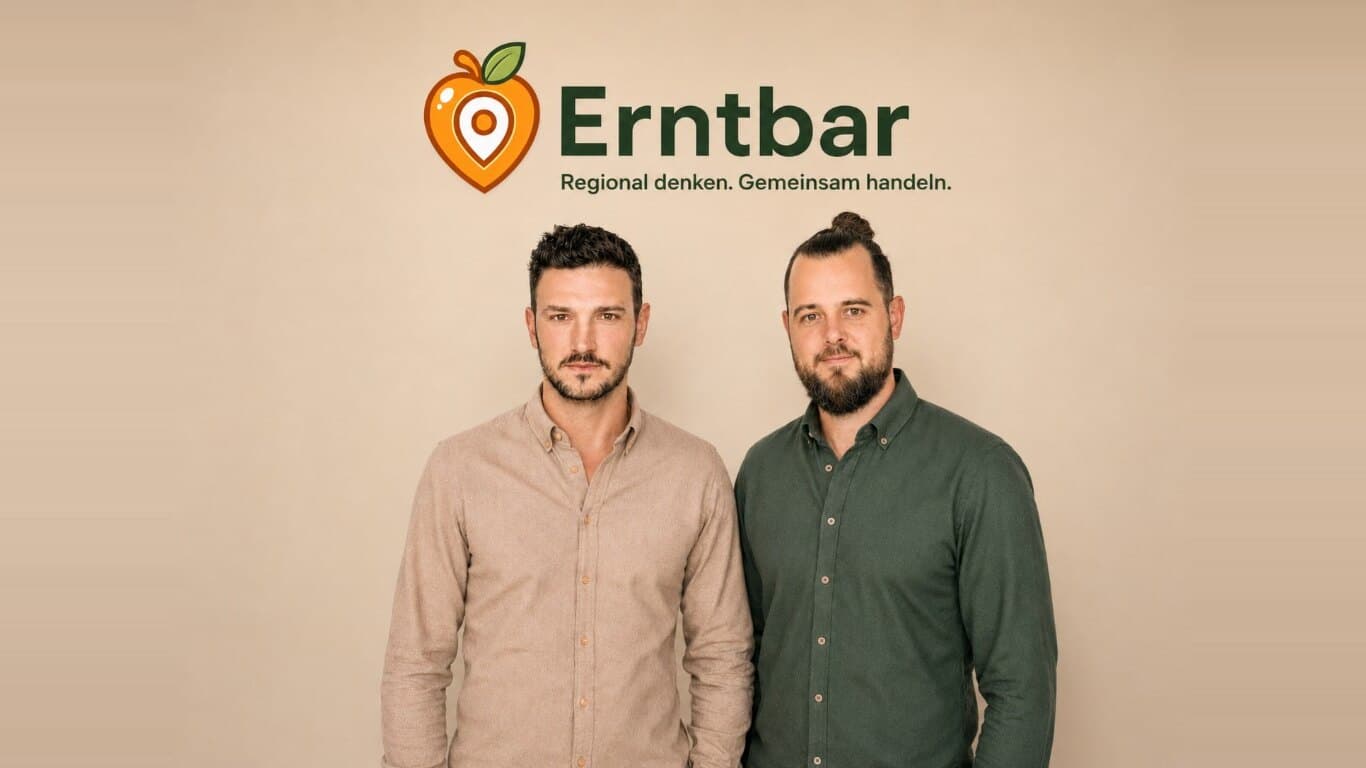 Die Erntbar Gründer Marco Glawitsch und Julian Lämmerer vor dem Erntbar Logo.